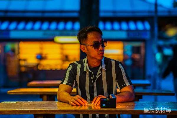 高清摄影 夜色中的思考者