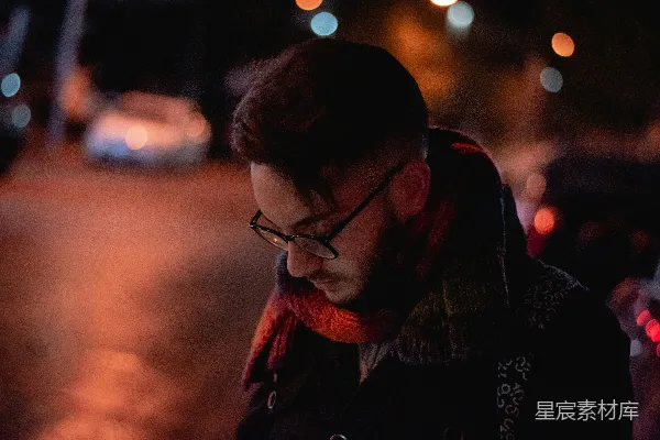 高清摄影 夜色中的沉思者