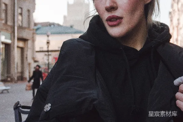 高清摄影 街头时尚：黑色外套的女性
