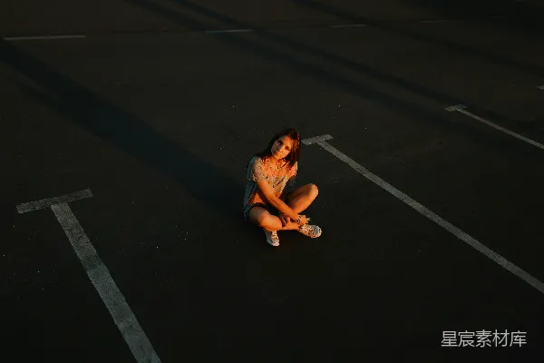 高清摄影 夕阳下的孤独女孩