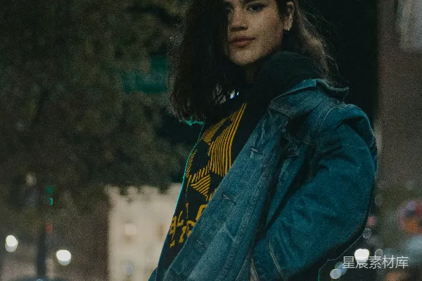 高清摄影 夜色街头的时尚女孩