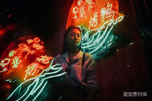 高清摄影 霓虹灯下的夜市女孩