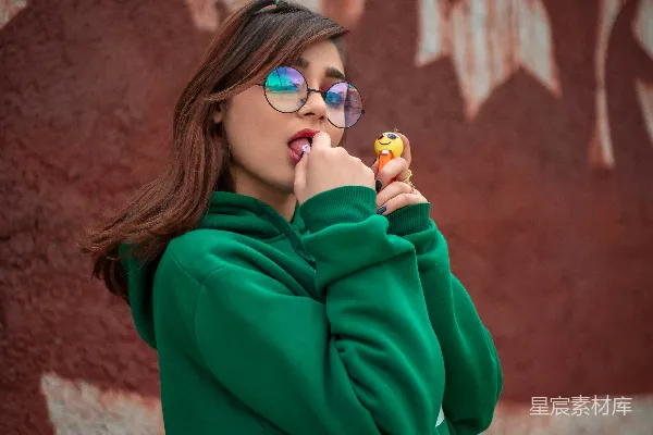 高清摄影 街头时尚：镜面眼镜少女的街头风