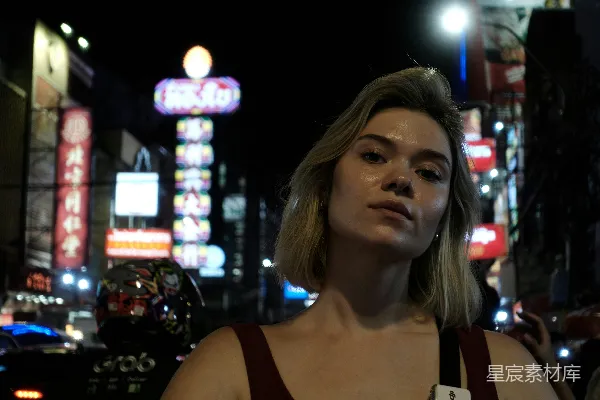 高清摄影 夜晚街头的年轻女子