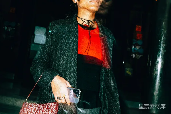 高清摄影 夜晚街头的时尚青年
