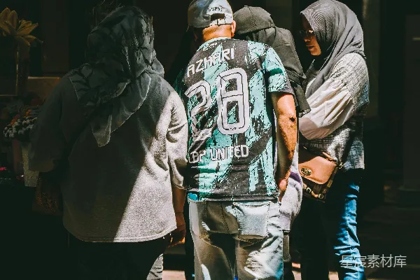 高清摄影 街头光影下的聚会