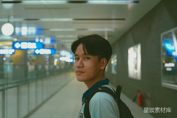 高清摄影 城市中的旅人