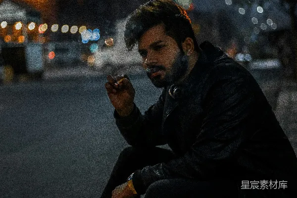 高清摄影 夜色中的思考者