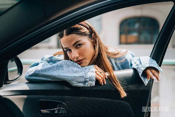 高清摄影 窗外的年轻女性
