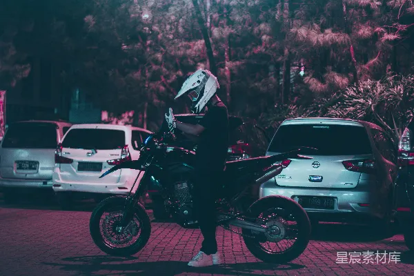 高清摄影 夜色中的摩托车手