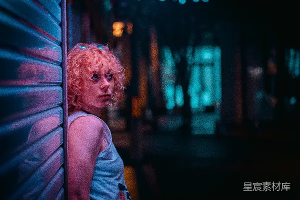 高清摄影 夜色中的红发女孩