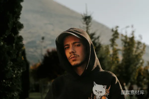 高清摄影 山间独行者