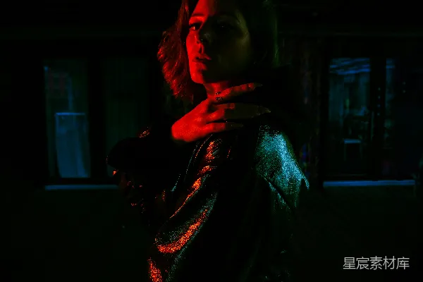 高清摄影 红光中的神秘女性