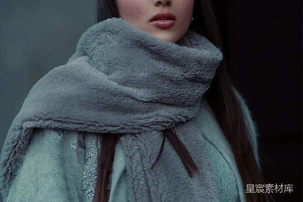 高清摄影 冬日优雅：绒毛围巾与长袍