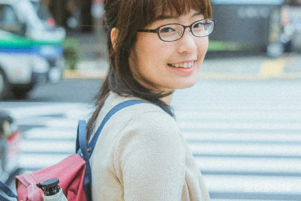 高清摄影 都市中的微笑女孩