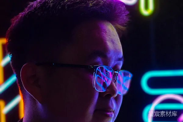 高清摄影 霓虹灯下的侧脸