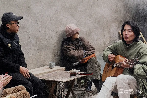 高清摄影 户外休闲时光：三人在庭院里弹唱