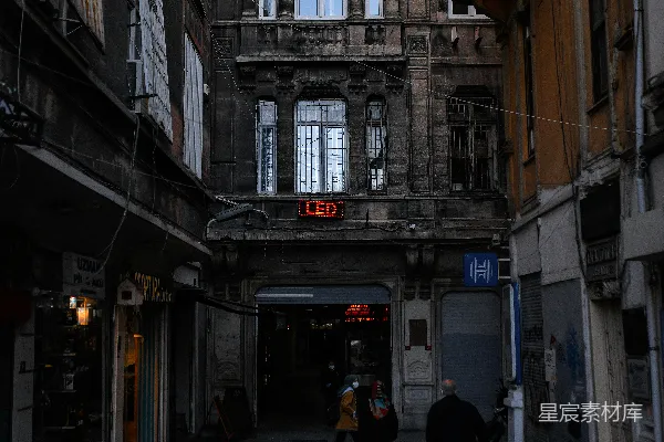高清摄影 狭窄巷道中的复古建筑