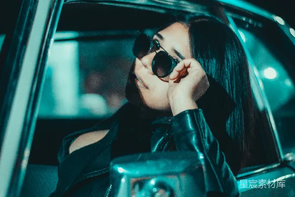 高清摄影 夜晚车内的神秘女子