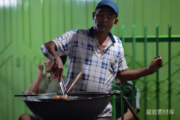 高清摄影 街头小贩烹饪夜市