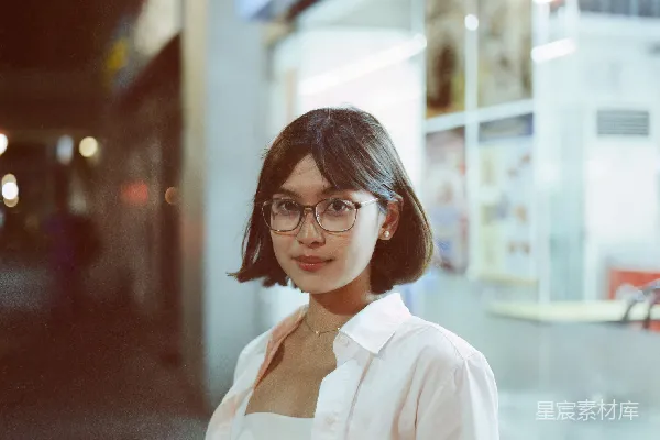 高清摄影 现代都市夜景中的年轻女性
