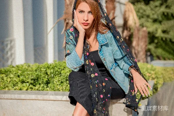 高清摄影 时尚街头风：花边披肩搭配牛仔外套