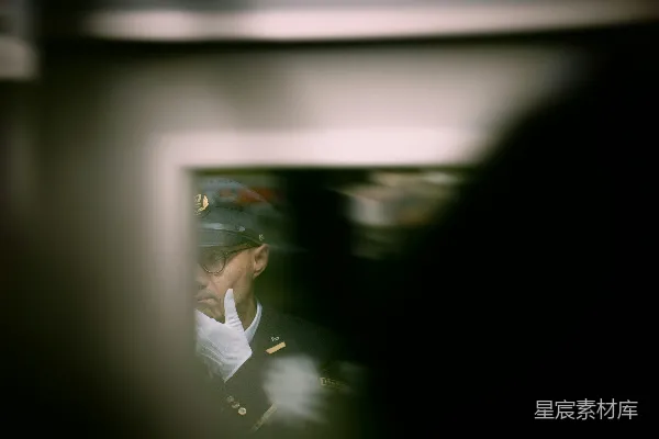 高清摄影 地铁站台的守望者