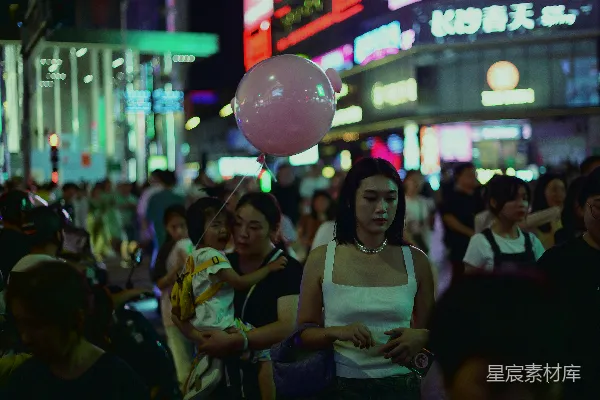 高清摄影 夜市中的粉色气球
