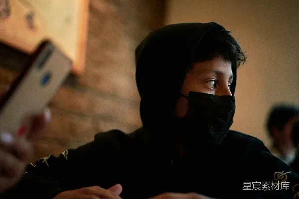 高清摄影 沉思的黑衣人