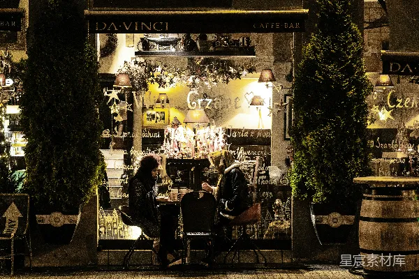 高清摄影 冬夜咖啡馆的温馨时光