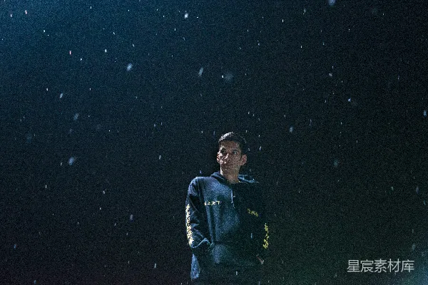 高清摄影 雨夜中的思考者