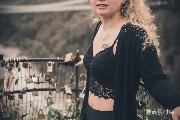 高清摄影 青春的回忆：桥边的少女