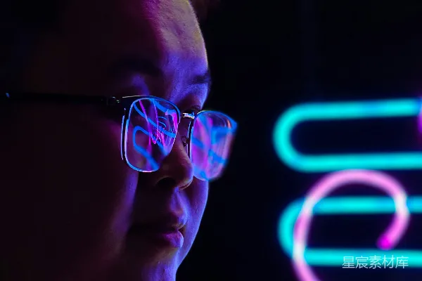 高清摄影 霓虹灯下的思考者