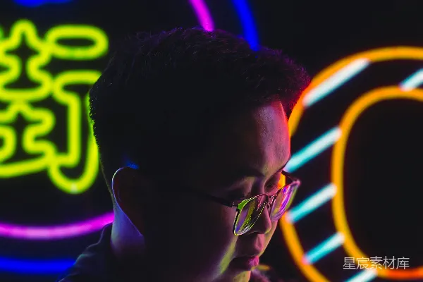 高清摄影 霓虹下的深思