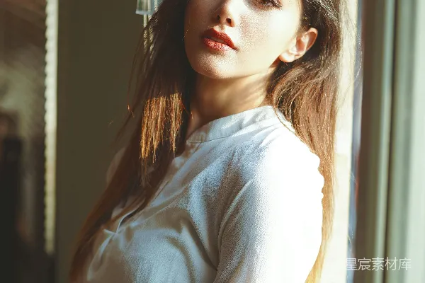 高清摄影 白上衣长袖衬衫的女士