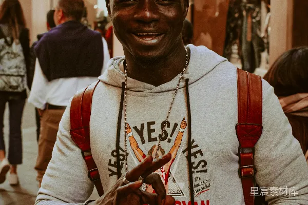 高清摄影 街头微笑的男子