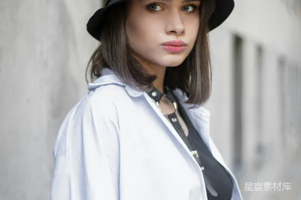 高清摄影 时尚街头风：黑色渔夫帽与白色外套