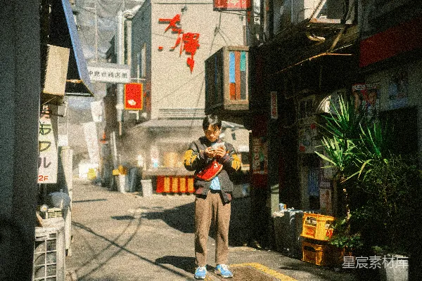 高清摄影 阳光下的街角独行者