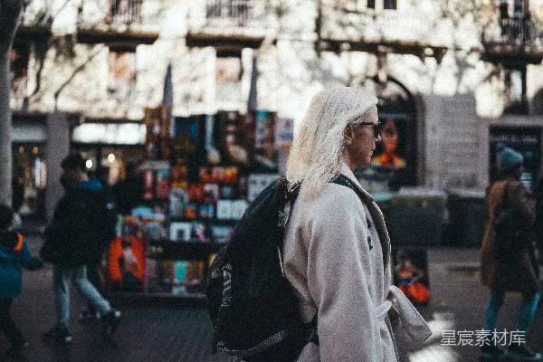高清摄影 街头漫步的背影