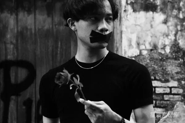 高清摄影 被封住嘴巴的男子手持玫瑰