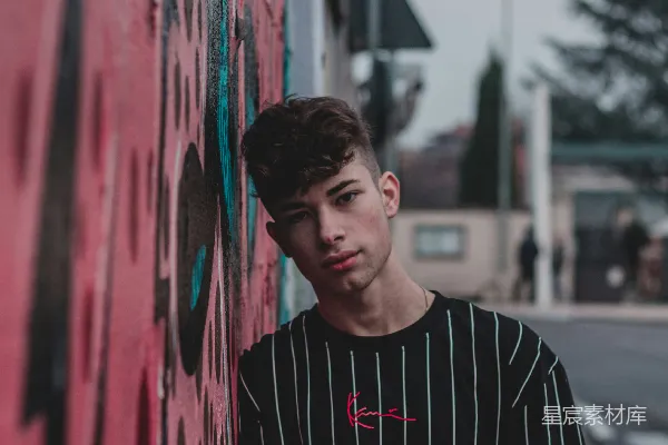 高清摄影 街头少年与涂鸦墙