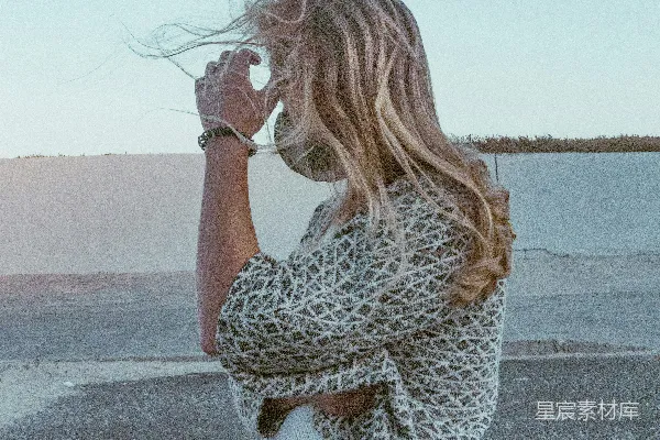 高清摄影 逆风奔跑的女孩