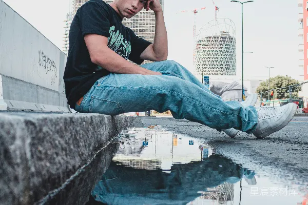 高清摄影 城市中的少年：宁静的倒影