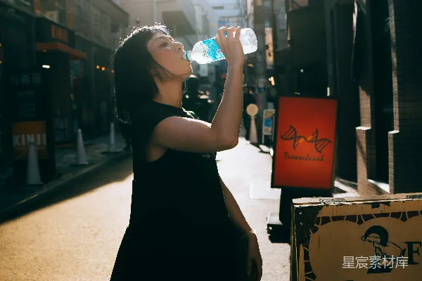 高清摄影 阳光下的街头饮水