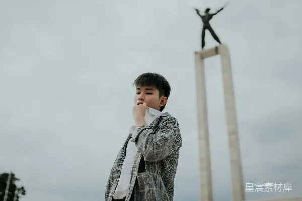 高清摄影 沉思的青年与纪念碑