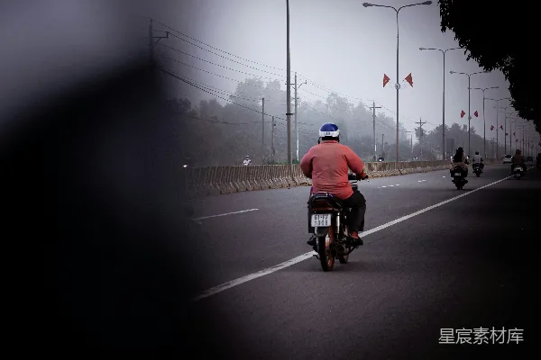 高清摄影 雾中骑行