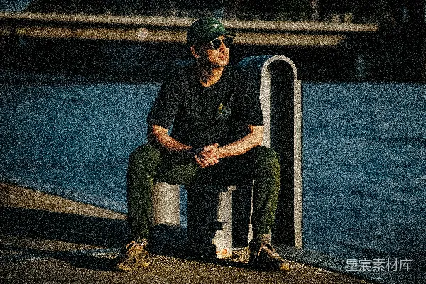 高清摄影 夜晚码头的思考者
