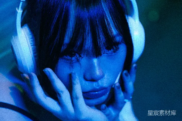 高清摄影 蓝调耳机女孩