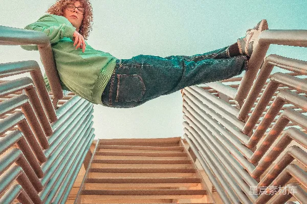 高清摄影 在楼梯上的年轻男子