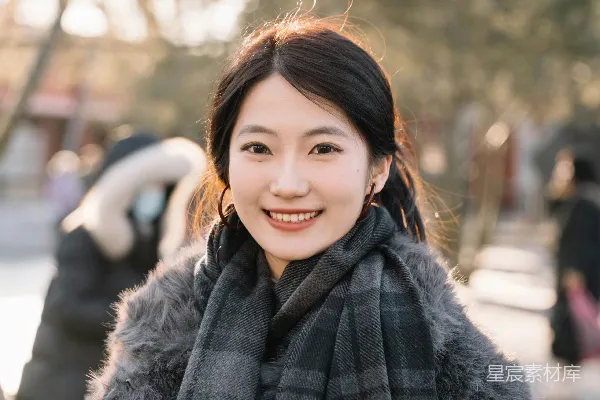 高清摄影 冬日阳光下的微笑